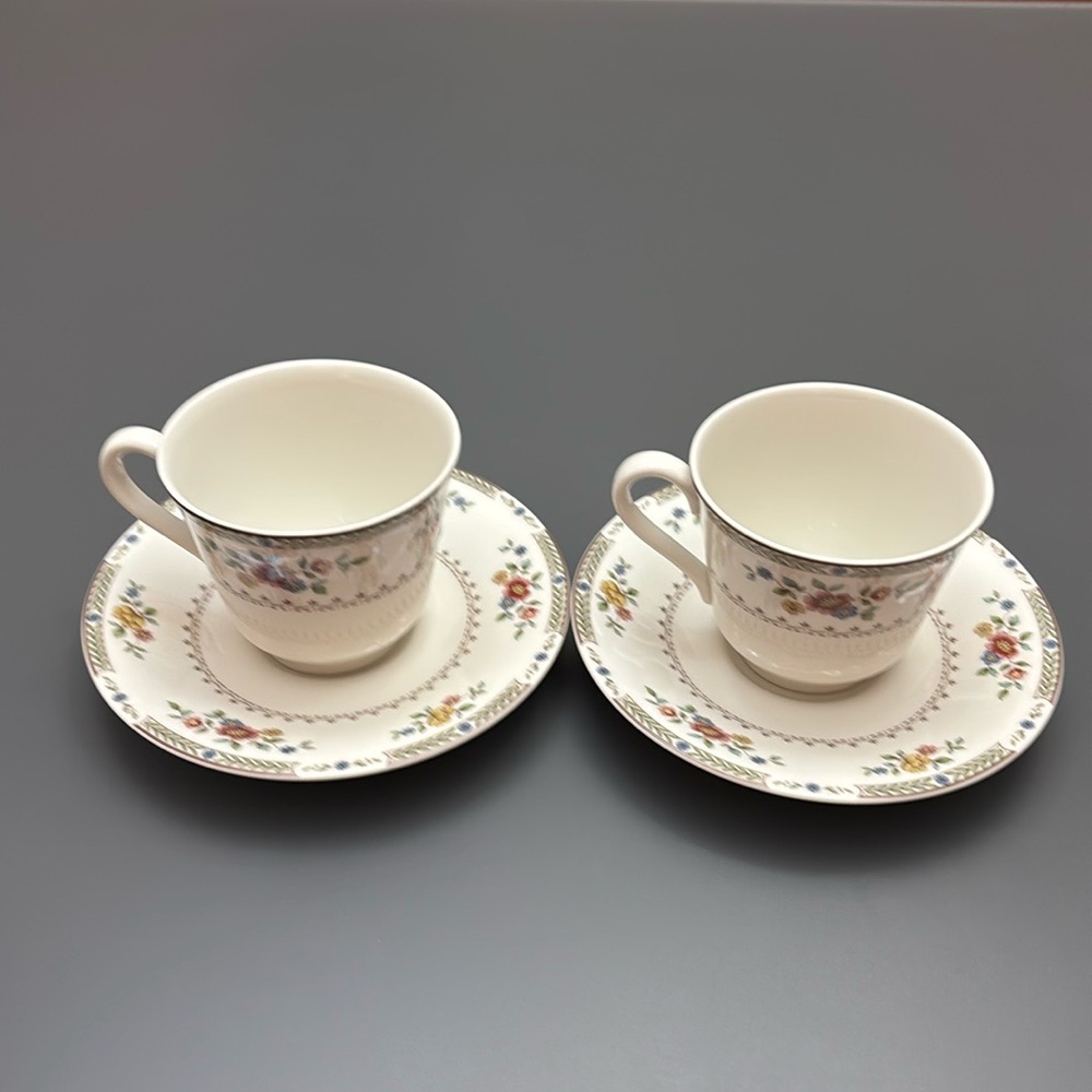 VNTG 1976 Royal Doulton England Kingswood Pattern Cup & Saucer England - 2 sets